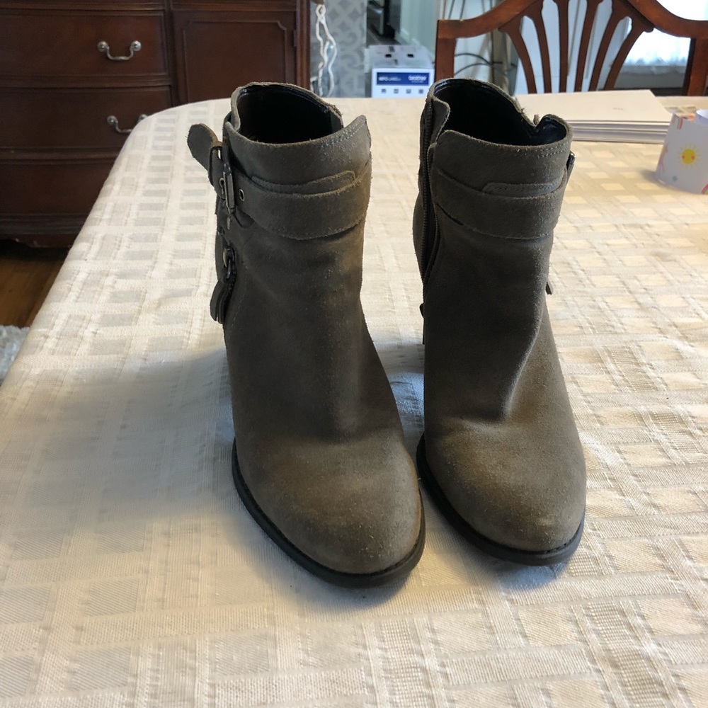 GUESS booties 😍😍 - Picture 2 of 7